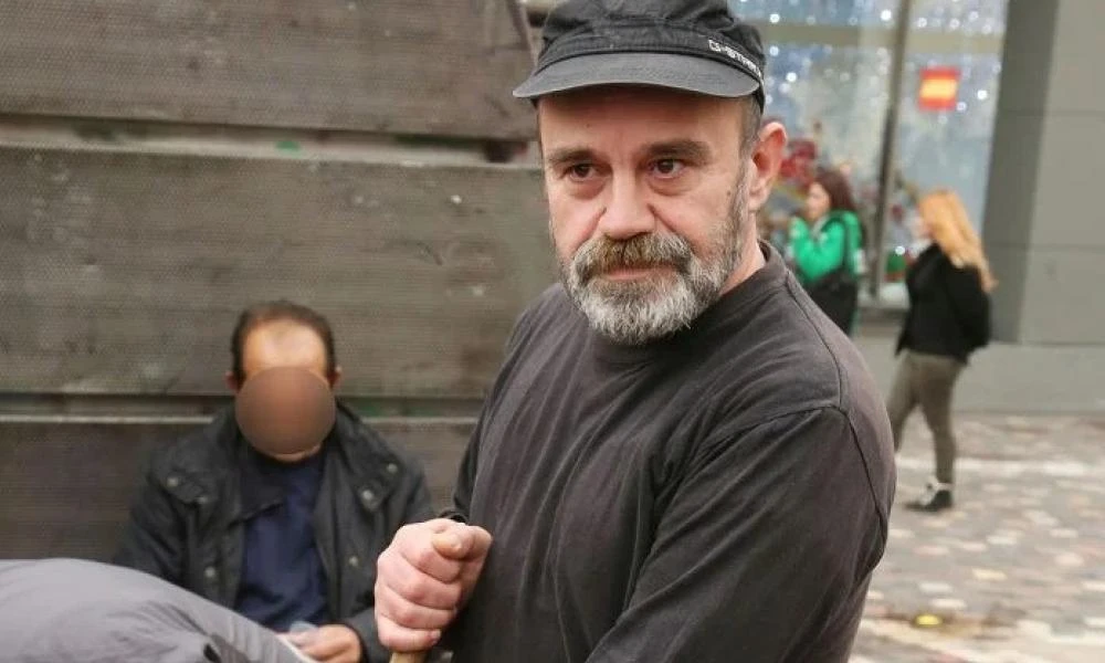 Η στιγμή που ο Κ. Πολυχρονόπουλος παίρνει βάζο γεμάτο χρήματα από δωρεές για να μην του κάνουν έξωση
